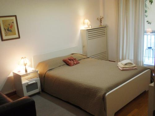 アテネにあるAreos Apartmentのベッドルーム1室(ベッド1台、テーブルの上にランプ付)