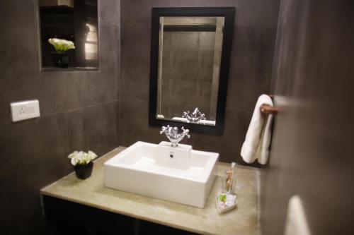 Ein Badezimmer in der Unterkunft Hotel Villa Highnest - Oragadam -Sriperumbudur