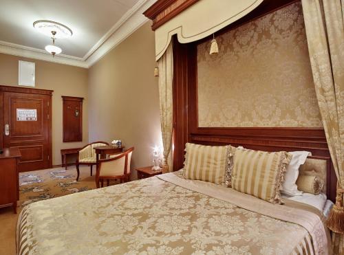 Ένα ή περισσότερα κρεβάτια σε δωμάτιο στο Hotel Koronny