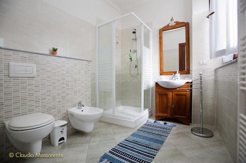 ein Bad mit einem WC, einem Waschbecken und einer Dusche in der Unterkunft Agriturismo Fruttirossi in Trofarello