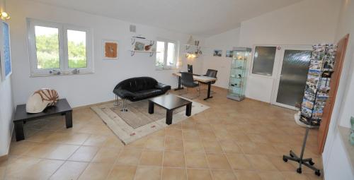 Sala de estar con silla negra y mesa en Nautilus-Bay Apartments - Apartments 112 - Casa Gorma, en Zavala