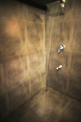 Ein Badezimmer in der Unterkunft Hotel Villa Highnest - Oragadam -Sriperumbudur