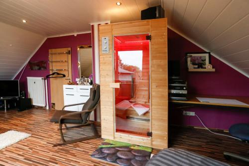 Zimmer mit einem Schreibtisch und einem Stuhl in einem Zimmer in der Unterkunft Entspannen,genießen, einfach mal zurücklehnen in Schotten