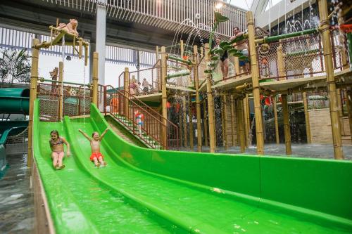 Taman air di taman percutian atau berdekatan