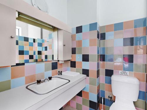 un baño con lavabo e inodoro en The Sands Apartment 6, en The Entrance