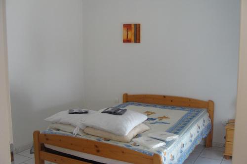 een kleine slaapkamer met een bed met handdoeken erop bij abri/cotier in Châtelaillon-Plage