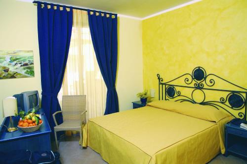 Een bed of bedden in een kamer bij Dolcestate Hotel -Club