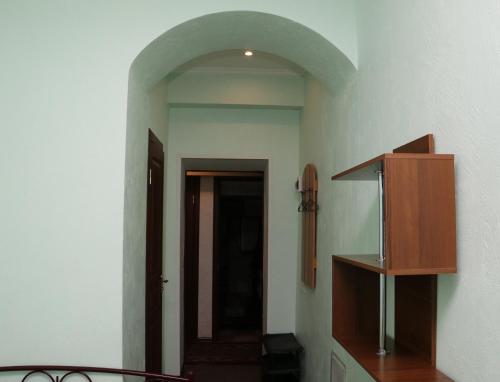 ザポリージャにあるSmart Hotel on Gogolyaの廊下(ドア、棚付)