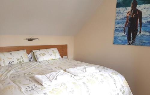 1 dormitorio con 1 cama con una pintura en la pared en Harrington Flats en Newquay