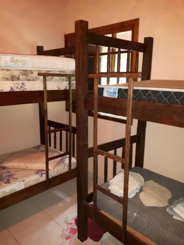 a group of bunk beds in a room at Chácara Top na Montanha Itariri in Itariri