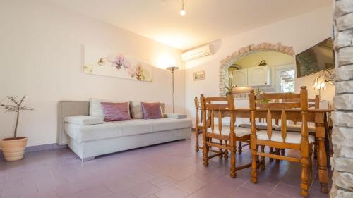 Khu vực ghế ngồi tại Apartment Medulin