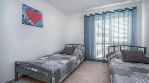 Giường trong phòng chung tại Apartment Medulin