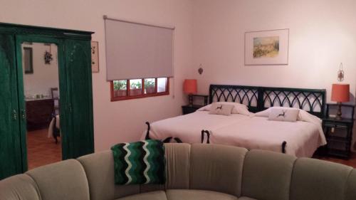 Los QuilesにあるAgroturismo la finkaのリビングルーム(ベッド2台、ソファ付)