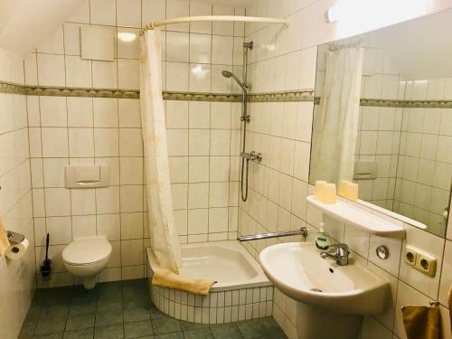 A bathroom at "Kombüse" by Ferienhaus Strandgut