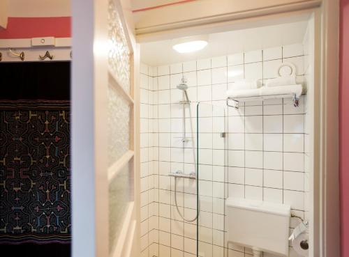 een badkamer met een douche en een toilet bij SWEETS - Kinkerbrug in Amsterdam