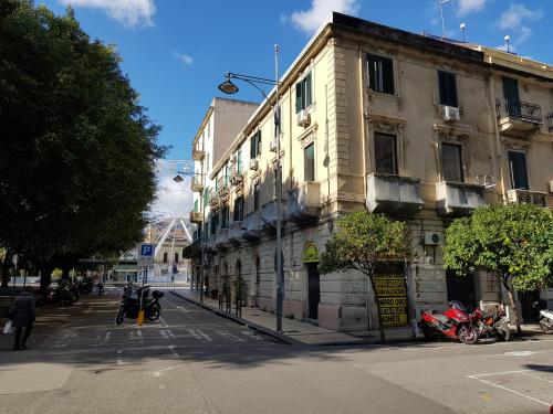a street light next to a building on a city street at Le Stanze di Piazza Cairoli in Messina