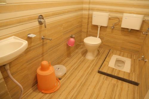 a bathroom with a toilet and a sink at Hotel Royal Ajmer in Ajmer