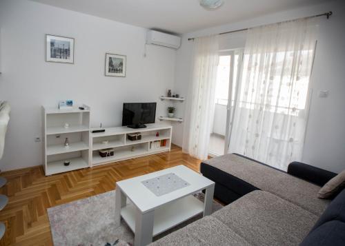 Μια τηλεόραση ή/και κέντρο ψυχαγωγίας στο Apartman G&A