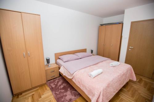 Ένα ή περισσότερα κρεβάτια σε δωμάτιο στο Apartman G&A