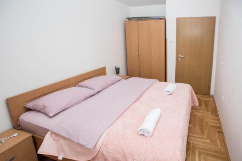 Ένα ή περισσότερα κρεβάτια σε δωμάτιο στο Apartman G&A