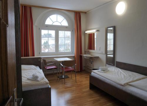 מיטה או מיטות בחדר ב-Jugendhaus St. Norbert