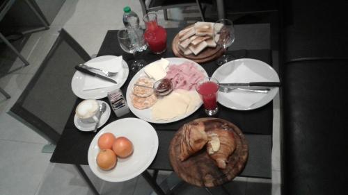 uma mesa com pratos de comida em cima em GreenColors Hotel em Campalto