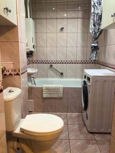 uma casa de banho com um WC e uma banheira em Apartament na Zielonej parter em Kędzierzyn-Koźle