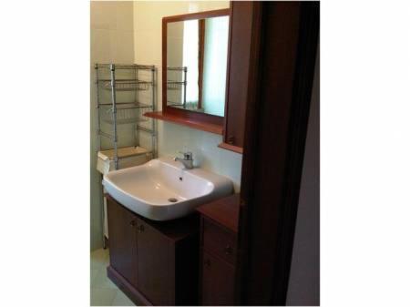 een badkamer met een wastafel en een spiegel bij Tre Cipressi in Pontassieve