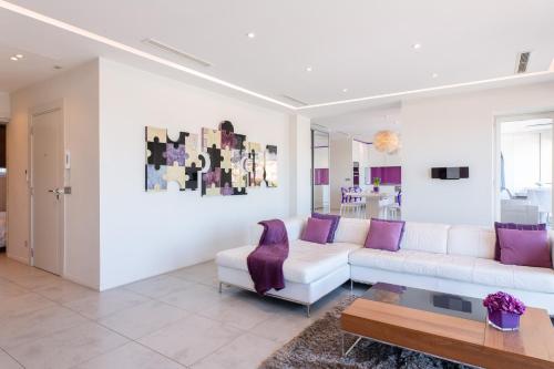 - un salon avec un canapé blanc et des oreillers violets dans l'établissement Cannes Vieux Port, à Cannes