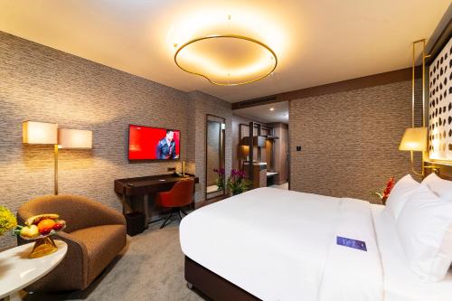 Radisson Collection Hotel, Vadistanbulにあるテレビまたはエンターテインメントセンター