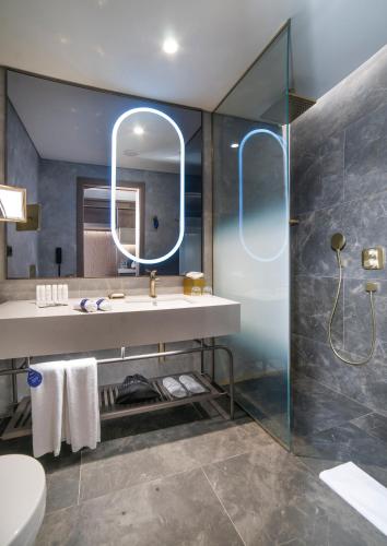 Radisson Collection Hotel, Vadistanbulにあるバスルーム
