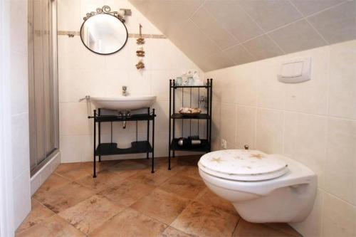 a bathroom with a toilet and a sink at Zum Glückswinkel in Kühlungsborn