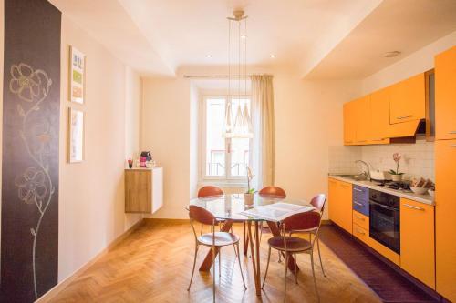 ローマにあるPolacchi 42 Apartmentのキッチン(テーブル、椅子付)