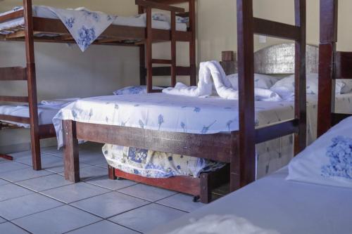 a room with two bunk beds in a room at Pousada do Marcão in Ubatuba