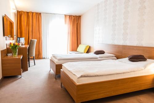 Una cama o camas en una habitación de Hotel Dastan