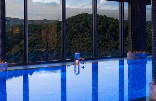 Radisson Collection Hotel, Vadistanbulの敷地内または近くにあるプール