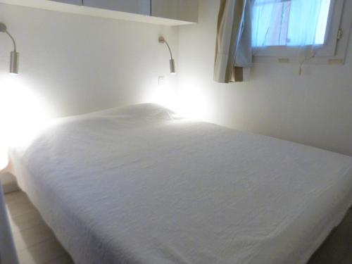 Postel nebo postele na pokoji v ubytování GASYAN - Golfe de St-Tropez - Appartement aves accès plage dans résidence avec piscine