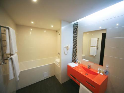 Bathroom sa City Park Hotel by CHM