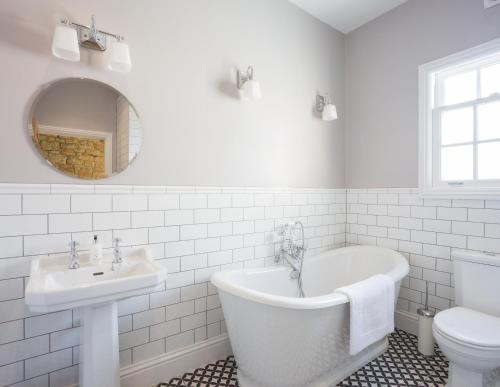 bagno con vasca, lavandino e servizi igienici di Orchard Cottage a St Andrews