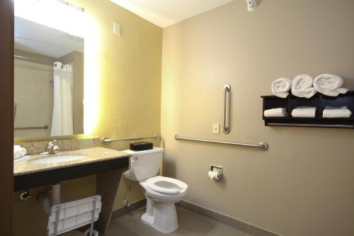 Ett badrum på Holiday Inn Express Marshall, an IHG Hotel