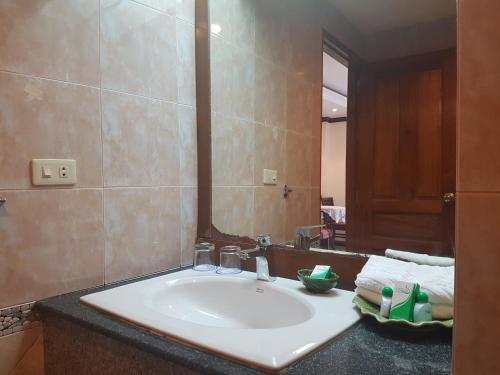 皮皮島的住宿－Phi Phi Hotel，浴室设有白色水槽和镜子