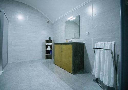 a bathroom with a sink and a mirror at Cantinho do Pensamento in Ribeira Grande