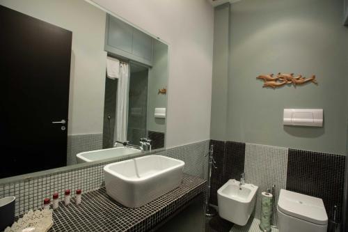 
A bathroom at Two Sisters Suites
