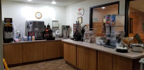 eine Küche mit einer Theke und einer Kaffeemaschine in der Unterkunft Super 8 by Wyndham Ashland in Ashland