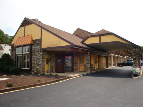 a building with a car parked in front of it at Soudersburg Inn & Suites Lancaster in Ronks