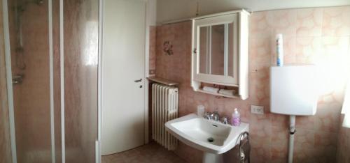 NebbiunoにあるCasale Antaldoのバスルーム(洗面台、トイレ付)、キャビネットが備わります。