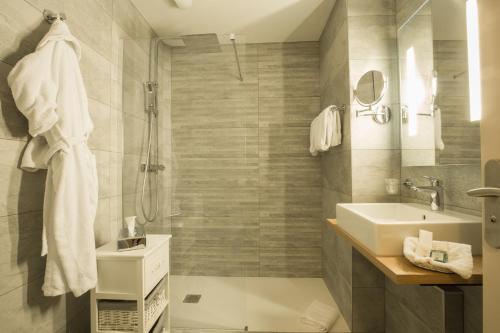 Koupelna v ubytování Logis Hotel Le Petit Casset