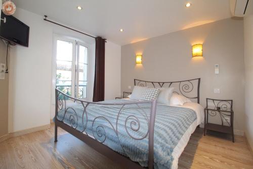 une chambre avec un lit et une télévision dans l'établissement ALC - PSA12 - 9 min Palais And Beaches, à Cannes