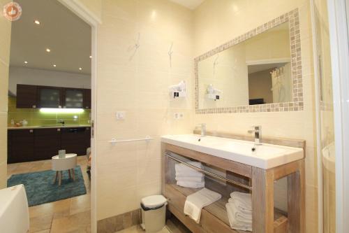 une salle de bain avec un lavabo et un miroir dans l'établissement ALC - PSA12 - 9 min Palais And Beaches, à Cannes