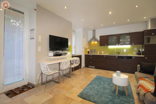 une cuisine et un salon avec une table et un canapé dans l'établissement ALC - PSA12 - 9 min Palais And Beaches, à Cannes